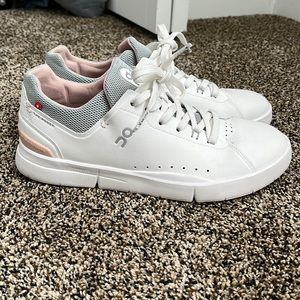On Cloud “On The Roger” Advantage White Rose Sneaker, new